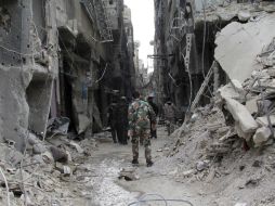 Combatientes palestinos vigilan un campo de refugiados al sur de Damasco, Siria. EFE /