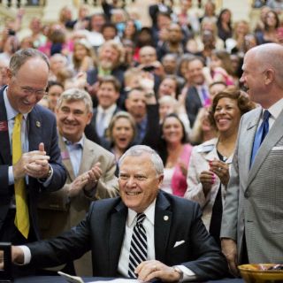 Gobernador de Georgia firma ley sobre mariguana medicinal