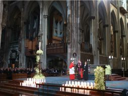 Ciento cincuenta velas junto al altar mayor de la catedral de Colonia presidieron la ceremonia ecuménica, una por cada víctima. AFP / O. Berg