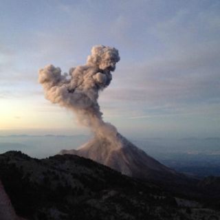 El Volcán de Colima amanece con otra exhalación