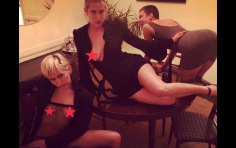 La cantante aparece junto a  Scout y Tallulah Willis, las hijas de Demi Moore, sobre una mesa y en un baño. INSTAGRAM / mileycyrus
