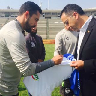 Hérculez Gómez recibe la visita de senador que lo criticó