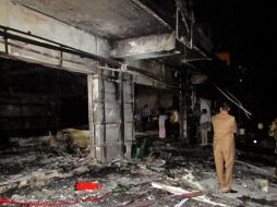 Las fuerzas de seguridad se desplazan al lugar del atentado y cierran los accesos a la zona. EFE / A. Jalil