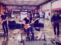 La banda peruana durante una 'tocada' en una estación del metro de la Ciudad de México, como parte del Índigo Tour 2015. FACEBOOK / Indigo