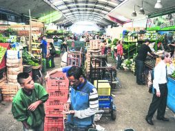 CONTRA EL AMBULANTAJE. La informalidad dentro y fuera del Mercado de Abastos es combatida por el Ayuntamiento tapatío. EL INFORMADOR / F. Atilano