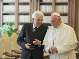 El Papa y el presidente italiano sostienen una audiencia privada en El Vaticano y posteriormente ambos emiten un mensaje. EFE / M. Brambatti