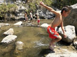 En cuerpos de agua naturales es común que haya objetos que puedan lesionar como: piedras y cercas de alambre, entre otros. EL INFORMADOR / ARCHIVO