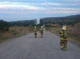 Bomberos de Zapotlanejo, personal de Pemex y Protección Civil trabajan para controlar la fuga ubicada en la carretera a Ocotlán. ESPECIAL /