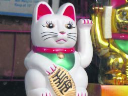 El maneki-neko representa a un gato de la raza bobtail japonés en una actitud de llamada, atrae la buena suerte a los negocios. ESPECIAL / Wikimedia