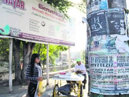 La colocación de anuncios en postes relacionados con ofertas de trabajo, venta de casas y promoción de eventos masivos está prohibida. EL INFORMADOR / R. Tamayo
