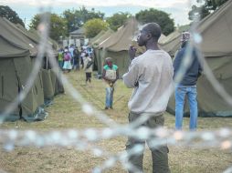Un hombre observa el interior del campamento de refugiados de Primrose, una villa cercana a Johannesburgo. AFP /