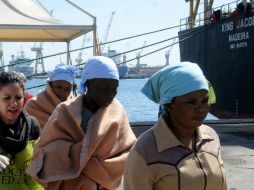 Los sobreviviente del naufragio reciben ayuda. AP / A. Fucarini