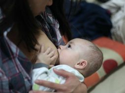 Se recomienda asear la boca del bebé después de consumir leche, pasando por la encías una gasa humedecida. EL INFORMADOR / ARCHIVO