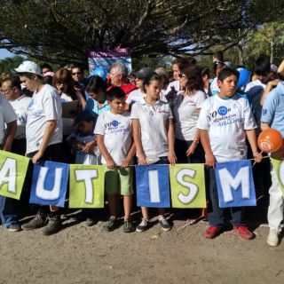 Caminan para crear conciencia sobre autismo y Asperger