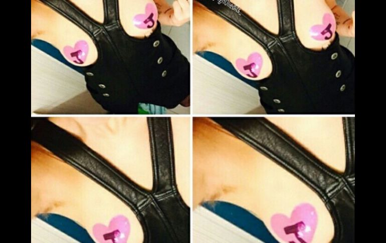 Miley cubre sus pezones con unas estampas en forma de corazón, con las letras JJ. INSTAGRAM / Miley Cyrus