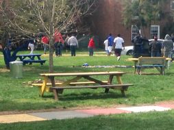 Se pidió a los estudiantes que permanecieran en sus dormitorios y a los demás que abandonaran el campus. AP / R. Chase