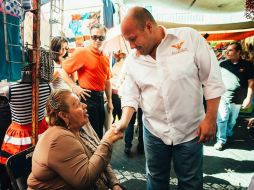 Enrique Alfaro recorrió este domingo algunas calles del tianguis de Santa Tere. FACEBOOK / Enrique Alfaro Ramírez