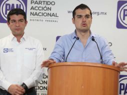 Mauricio Tabe (izq.), presidente del PAN-DF y Jorge Triana (der.), candidato a diputado federal durante conferencia de prensa. SUN / A. Ojeda