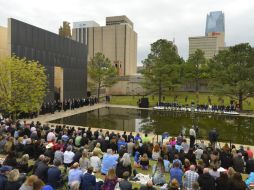 Varias personas caminaron hacia el monumento llamado 'Campo de sillas vacías' donde se rinde homenaje a las víctimas. EFE / L. Smith