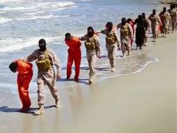 El Estado Islámico difundió un video donde se ve la ejecución de los etíopes cristianos. AP /