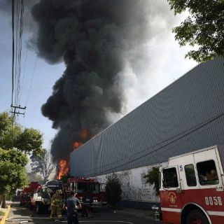 Corto circuito, causa probable de incendio en bodega de Grupo Modelo