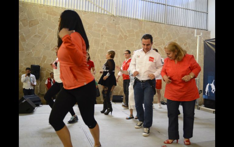 Rizo participó en un baile con adultos mayores provenientes de diferentes colonias del municipio. ESPECIAL / Salvador Rizo