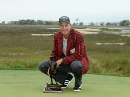 Furyk posa con el trofeo que lo acredita como ganador del RBC Heritage. AFP / S. Lecka