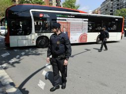 Varias unidades policiales y de asistencia médica se desplazaron a este instituto. AFP / J. Lago