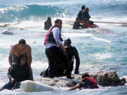 Autoridades griegas, que rescataron a la mayoría de los migrantes en el mar, no excluyen que el número de personas a bordo sea mayor. AP / A. Mantikos