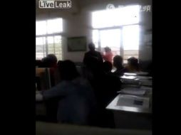 La alumna intentó defenderse del ataque del profesor pero no tuvo éxito YOUTUBE / SLAMDANK-HD