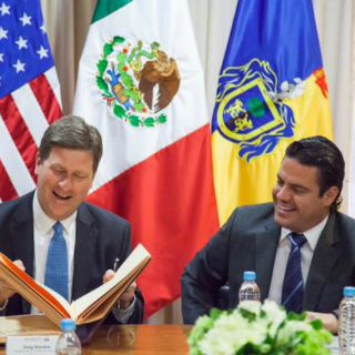 Aristóteles Sandoval recibe al alcalde de Phoenix en Casa Jalisco