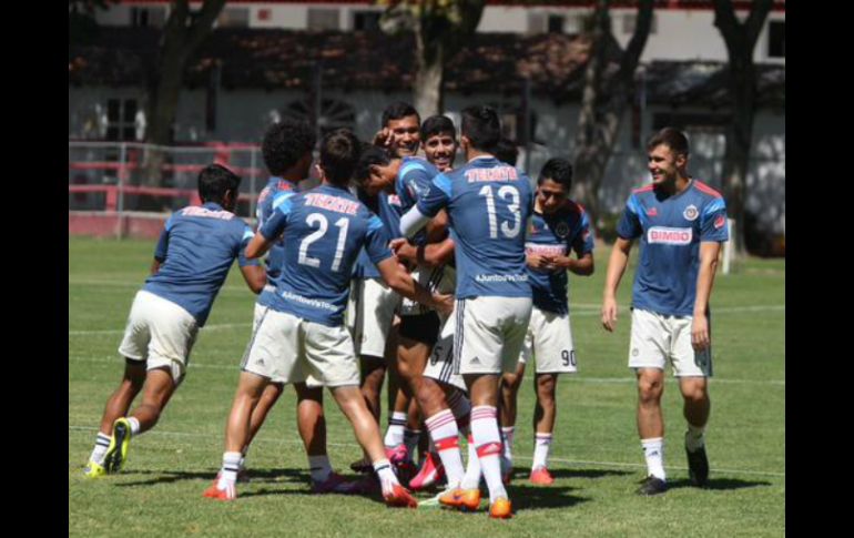 Los jugadores que no estén en la cancha, apoyarán desde la tribuna. TWITTER / @Chivas