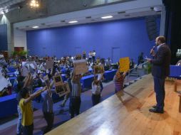 Ricardo Villanueva mostró disposición de responder cada uno de los cuestionamientos de los alumnos. TWITTER / @ITESO