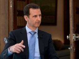 Al-Assad aclara, en una entrevista a un medio francés, que el ejército no usa barriles explosivos lanzados desde helicópteros. EFE / Sana Handout