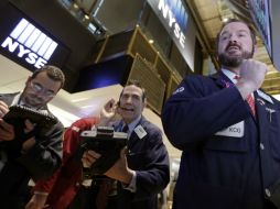 El Dow Jones bajó puntos hasta llegar a los 17 mil 949.59 enteros. AP / ARCHIVO