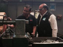 Pérez escuchó a los trabajadores sobre las problemáticas a las que se enfrentan en el lugar. TWITTER / @MEXICOPEREZ