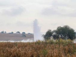 Personal de Petróleos Mexicanos trabaja en la recolección del producto y la eliminación de la toma clandestina. EL INFORMADOR / ARCHIVO