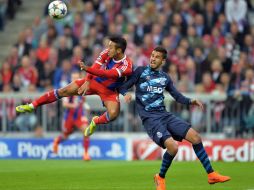 El defensa tricolor (d) no logró defender la red y vio su salida al minuto 33 del partido. EFE / P. Kneffel