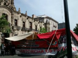 Varias personas se reúnen frente al Palacio de Gobierno esperando que las autoridades les ofrezcan una solución. EL INFORMADOR / A. Muñoz