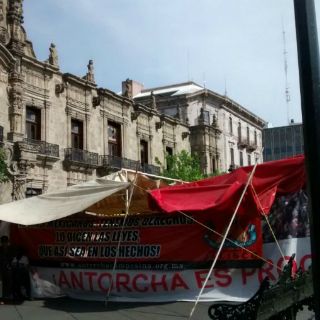 Antorchistas acampan frente a Palacio de Gobierno