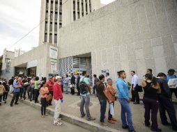 Reportan que en el SAT cientos de personas hacen fila por varias horas para poder ser atenidos. EL INFORMADOR / ARCHIVO