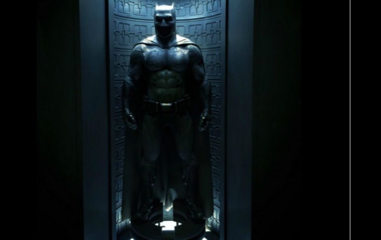 Snyder publicó la primera foto oficial de la vestimenta del superhéroe en su cuenta de Twitter. TWITTER / @ZackSnyder