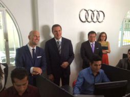 El gobernador de Puebla, Rafael Moreno (d), y el vicepresidente de Recursos Humanos de Audi, Mattias Rust (i), inauguran la oficina. TWITTER / @RafaGobernador