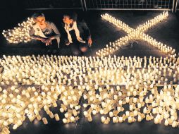 En rechazo a los ataques xenófobos y en honor a las víctimas inmigrantes, varias personas realizaron una vigilia. EFE /