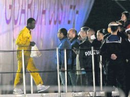 Con vida. Un inmigrante superviviente llega al puerto de Catania, en Sicilia.  /