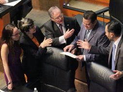 Los senadores sesionaron más de nueve horas debido a las más de 30 reservas que hicieron las fracciones opositoras. SUN / L. Godínez