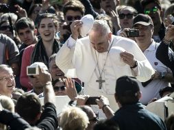 El Pontífice preside su audiencia general ante más de 25 mil personas en la Plaza de San Pedro. EFE / A. Carconi