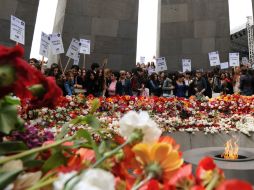 Cientos de personas dejan flores en el monumento en memoria del genocidio en la ciudad Ereván. Grupos civiles turcos buscan unirse. AFP / K. Minasyan