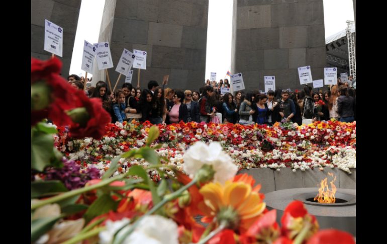 Cientos de personas dejan flores en el monumento en memoria del genocidio en la ciudad Ereván. Grupos civiles turcos buscan unirse. AFP / K. Minasyan