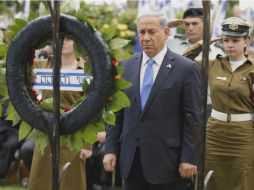Con el sonar de las sirenas, los israelíes supendieron sus labores para ponerse de pie e inclinar la cabeza, en señal de respeto. AP / A. Awad
